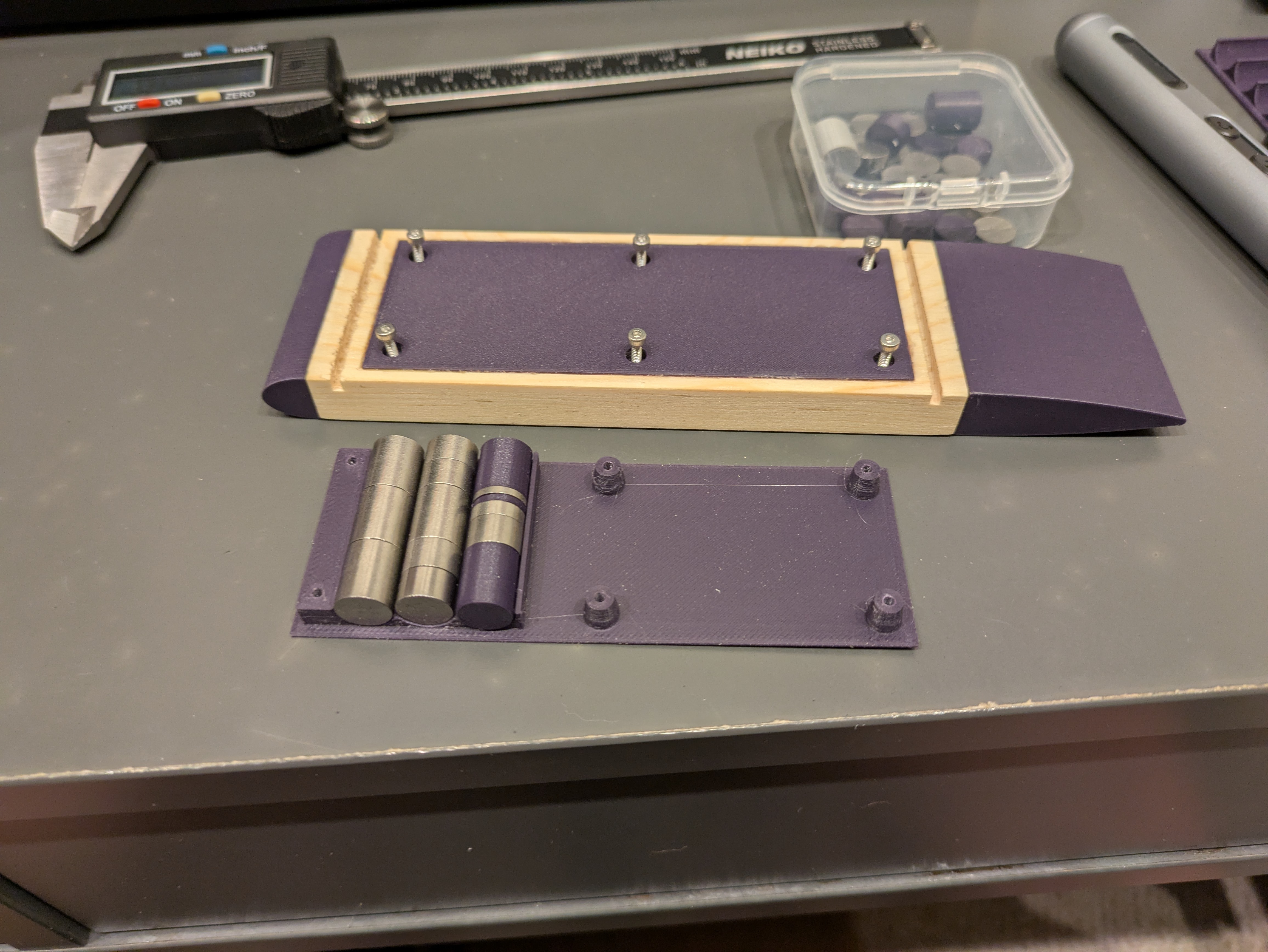 View from the bottom here, you can see how you screw together the two halves to keep everything in place. The plastic cylindrical pieces are spacers.