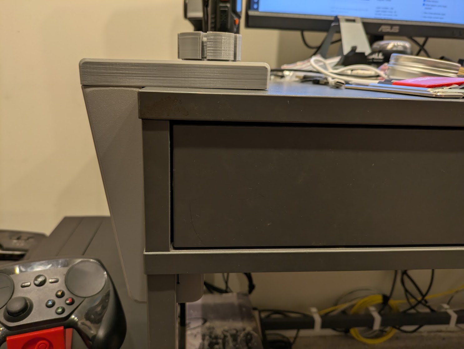 You can see here how the hook holds onto the rail under my desk. You can also see my printer had some warping and shitty layer lines. I don’t care though, the design is solid.