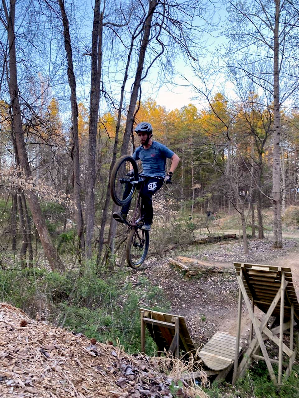 Eric sending the shit out of the step up and making questionable contact with his handlebars. Did you ask for permission first?
What are you doing Eric-San!? (’^o^)